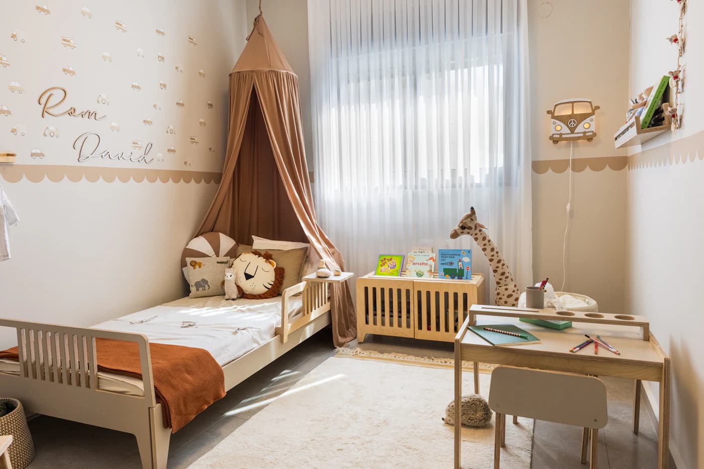 اتاق کودک با تخت سایباندار و چراغخواب کوچک